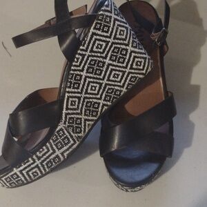 Mudd size 9 wedged sandals Black and white